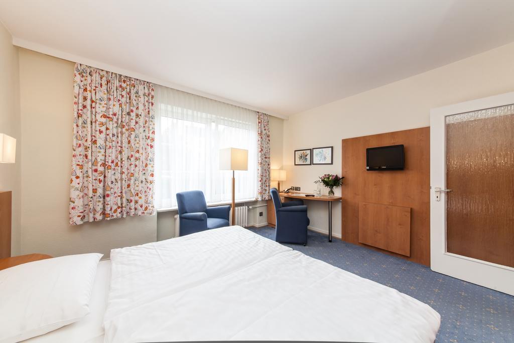 Hotel Drei Kronen Елмсхорн Стая снимка