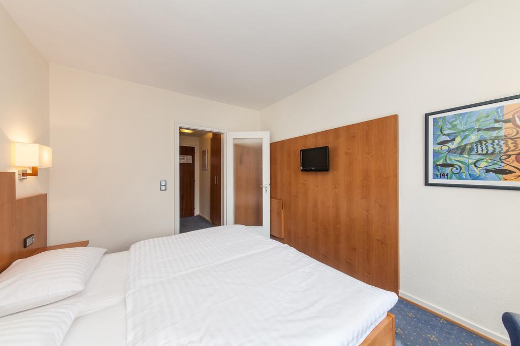 Hotel Drei Kronen Елмсхорн Стая снимка
